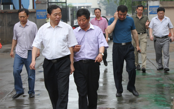 山東省理工大學(xué)各領(lǐng)導參觀(guān)我廠(chǎng)工作